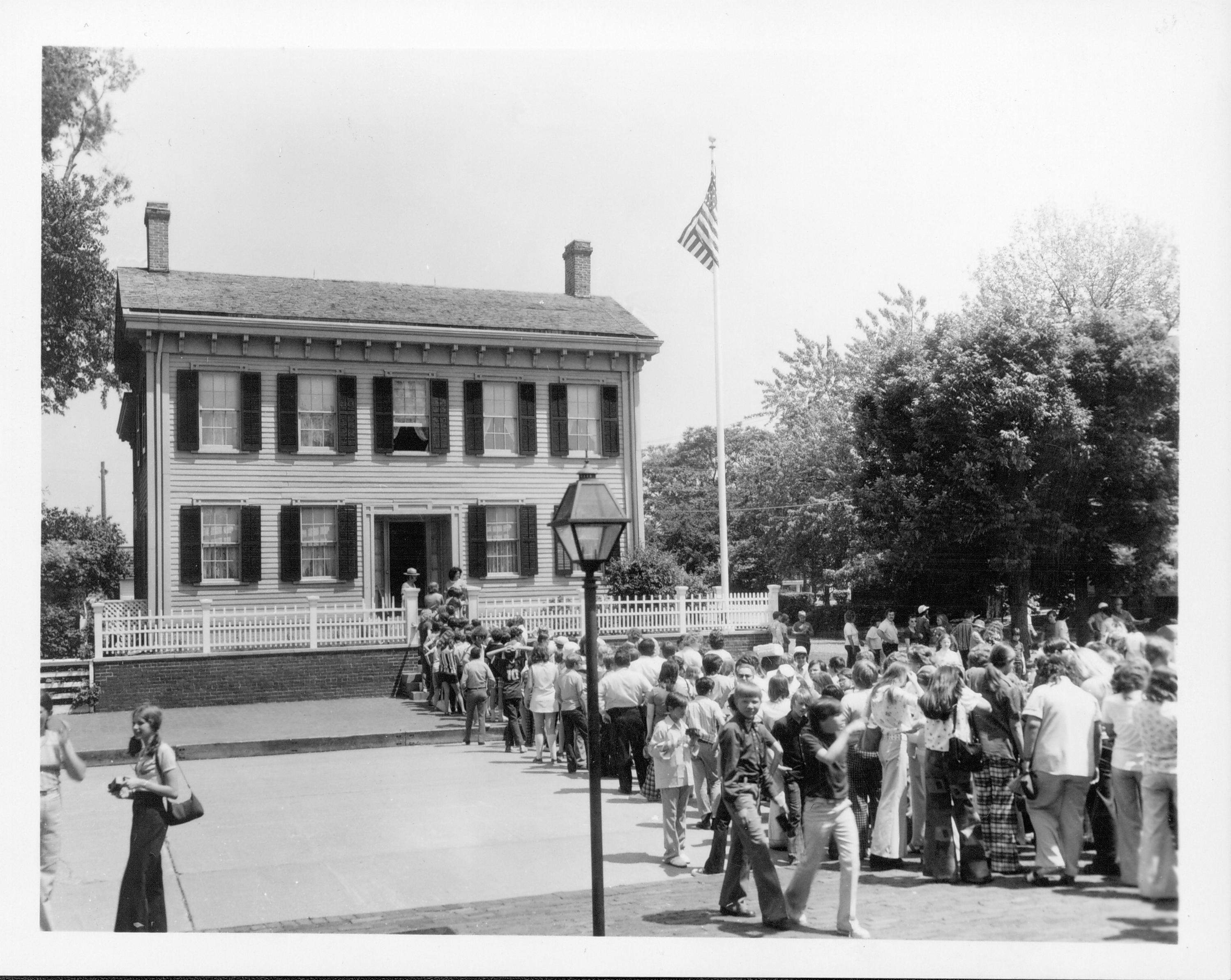 Visitors line up to go into Lincoln Home Class#8, Pic#1 Interpretation, Tours, Visitation