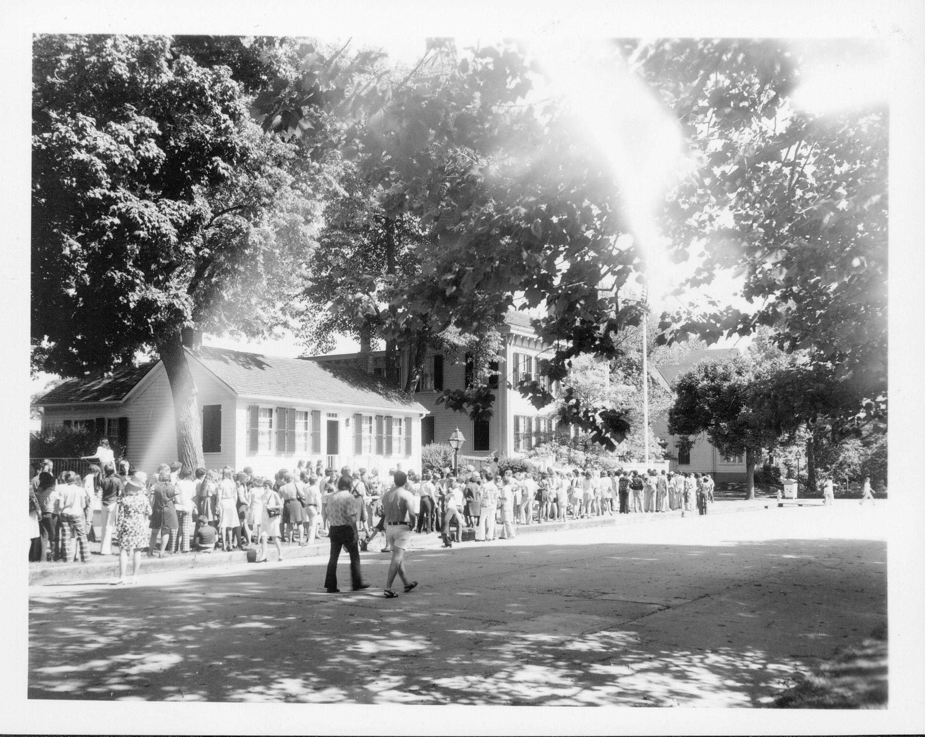 Visitors line up to go into Lincoln Home Class#8, Pic#5 Interpretation, Tours, Visitation