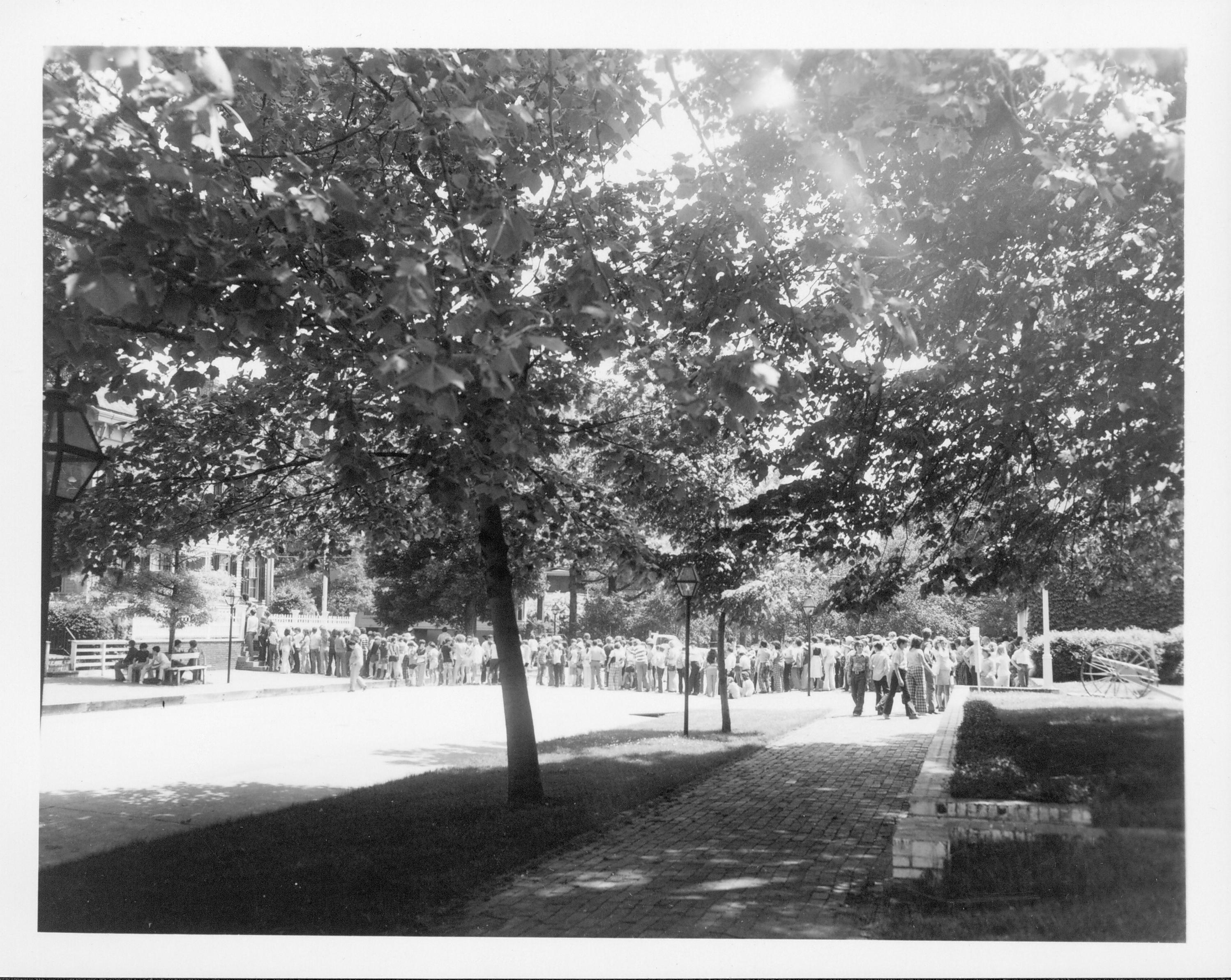 Visitors line up to go into Lincoln Home Class#8, Pic#7 Interpretation, Tours, Visitation