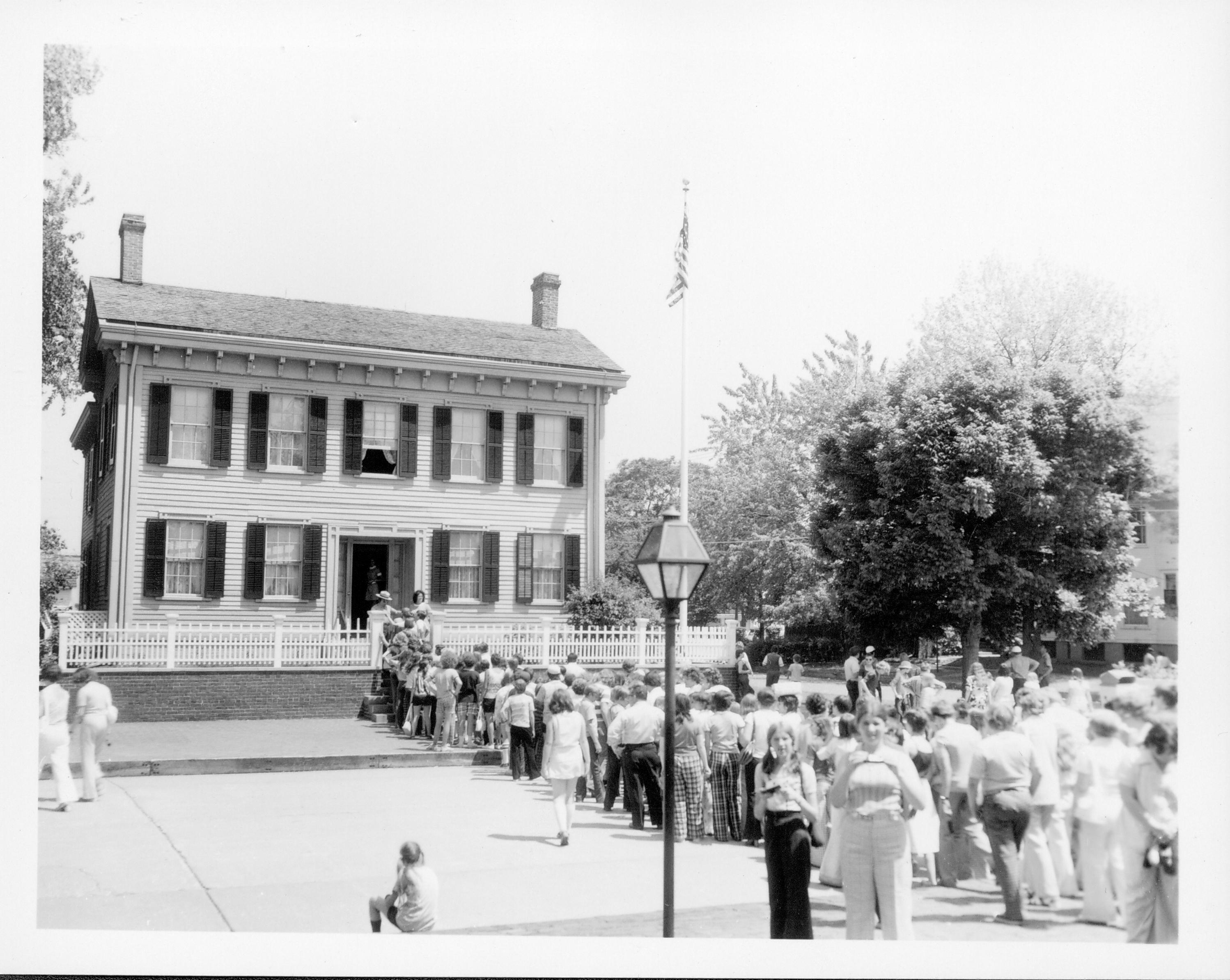 Visitors line up to go into Lincoln Home Class#8, Pic#2 Interpretation, Tours, Visitation