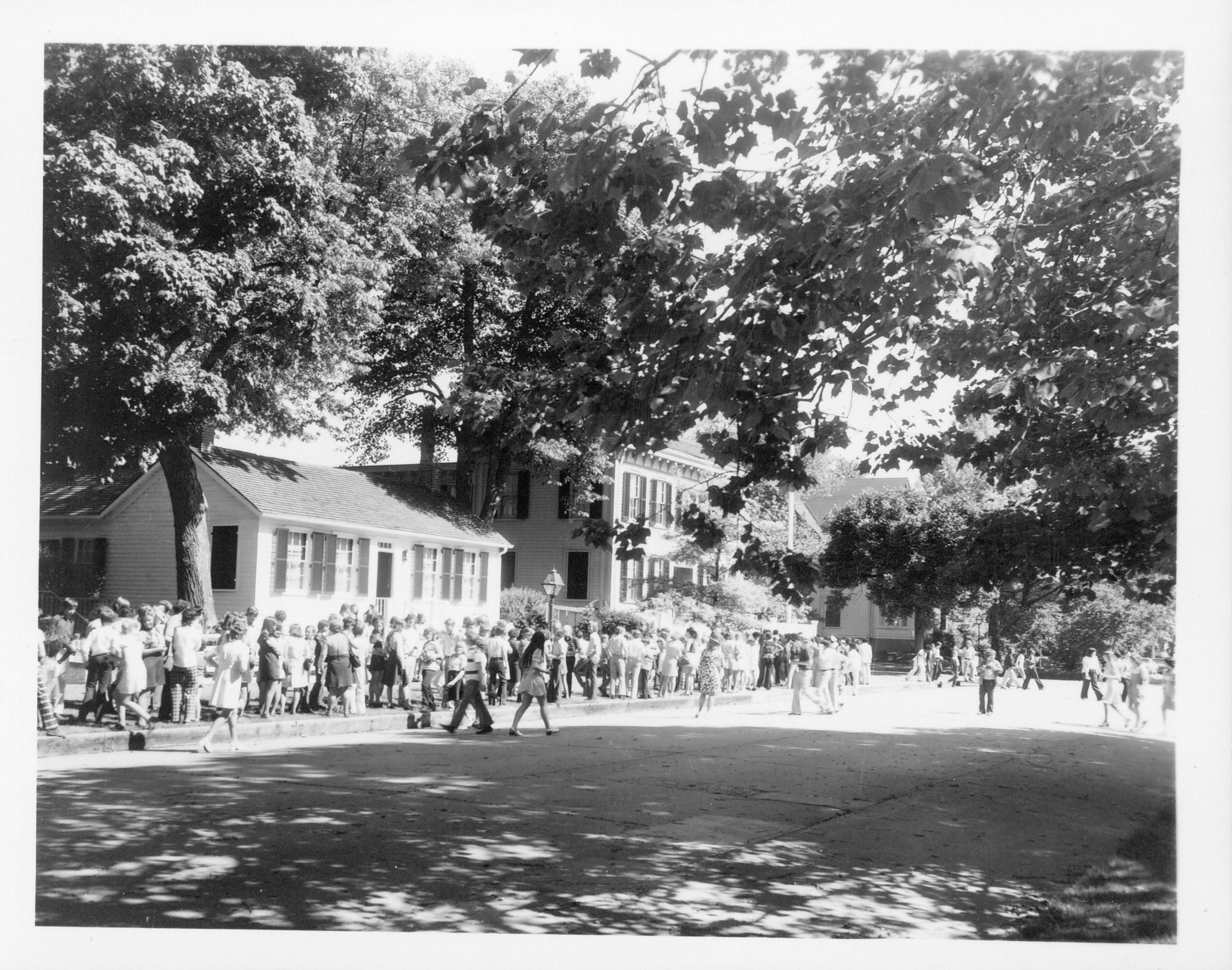 Visitors line up to go into Lincoln Home Class#8, Pic#4 Interpretation, Tours, Visitation