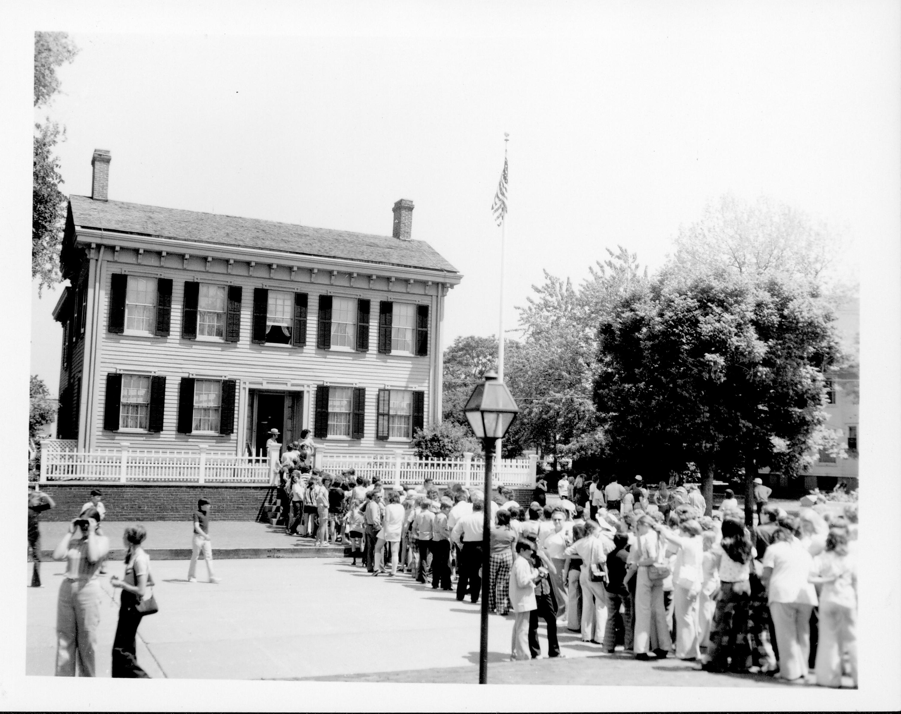 Visitors line up to go into Lincoln Home Class#8, Pic#3 Interpretation, Tours, Visitation