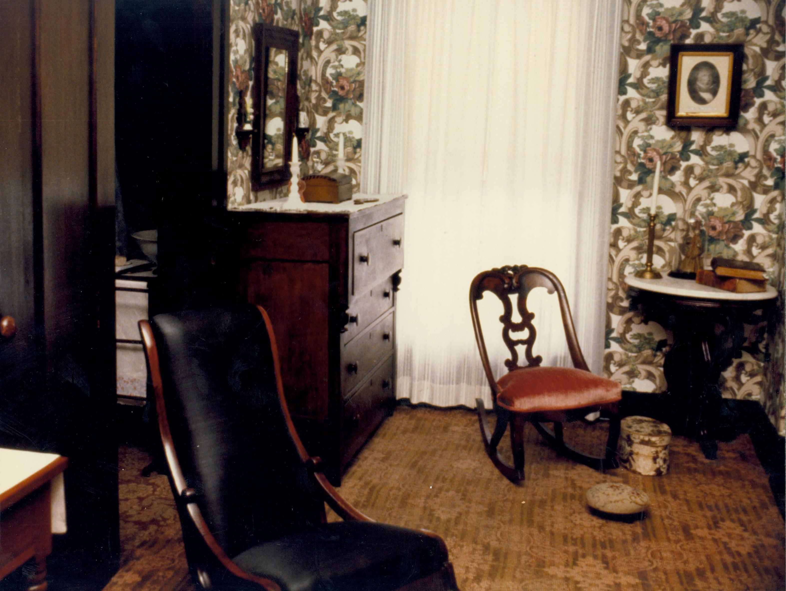 NA Lincoln, Home, Mrs., Mary, bedroom, chair, stove