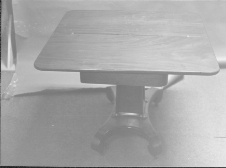 NA LIHO- 29 D 10 Game Table 4 furnishings, game table