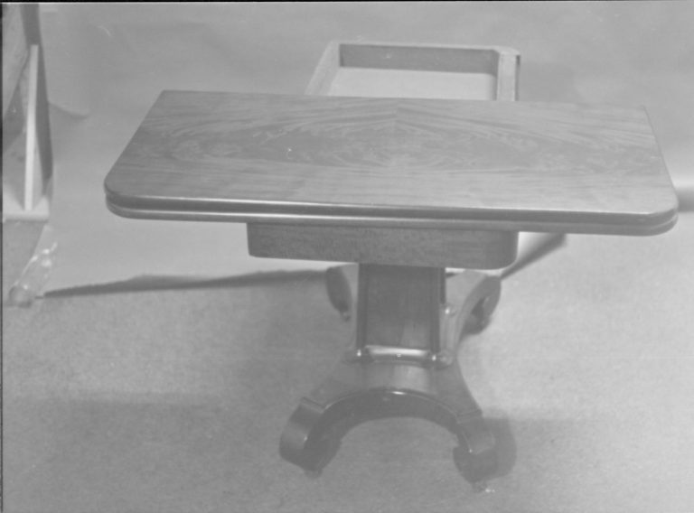 NA LIHO- 29 D 10 Game Table 3 furnishings, game table