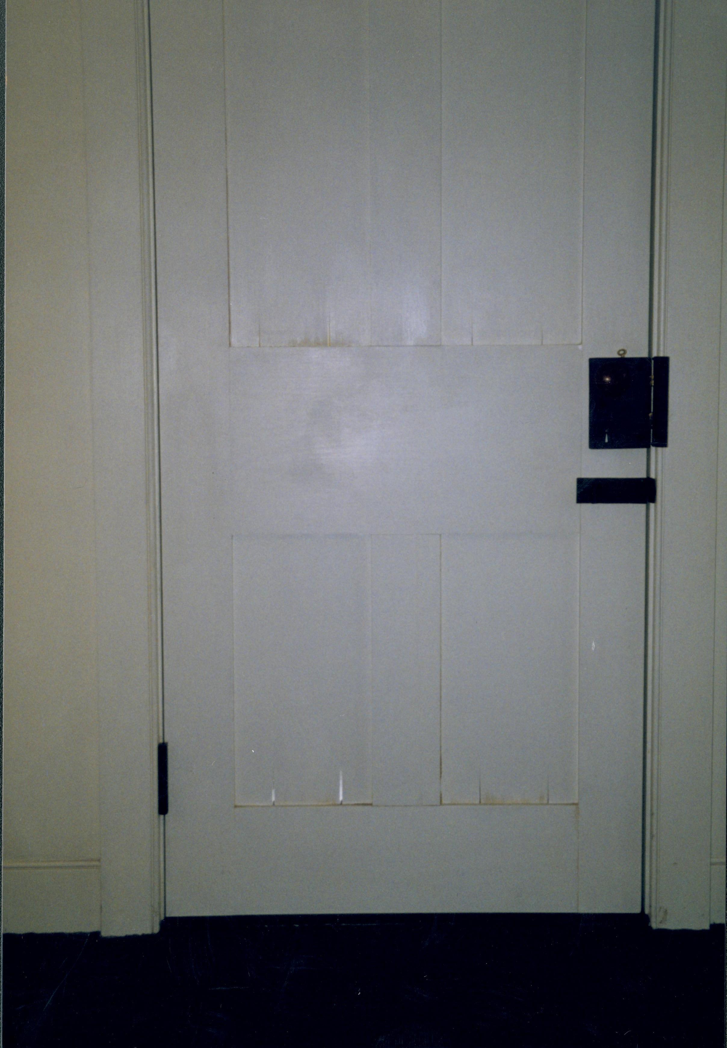 cracks in door LIHO NHS- Arnold House, exp 14 Arnold House, door