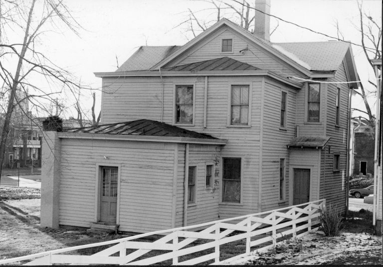 NA Robinson House, Exterior