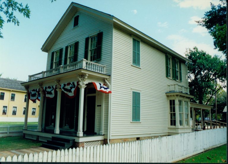 NA Robinson House, Exterior