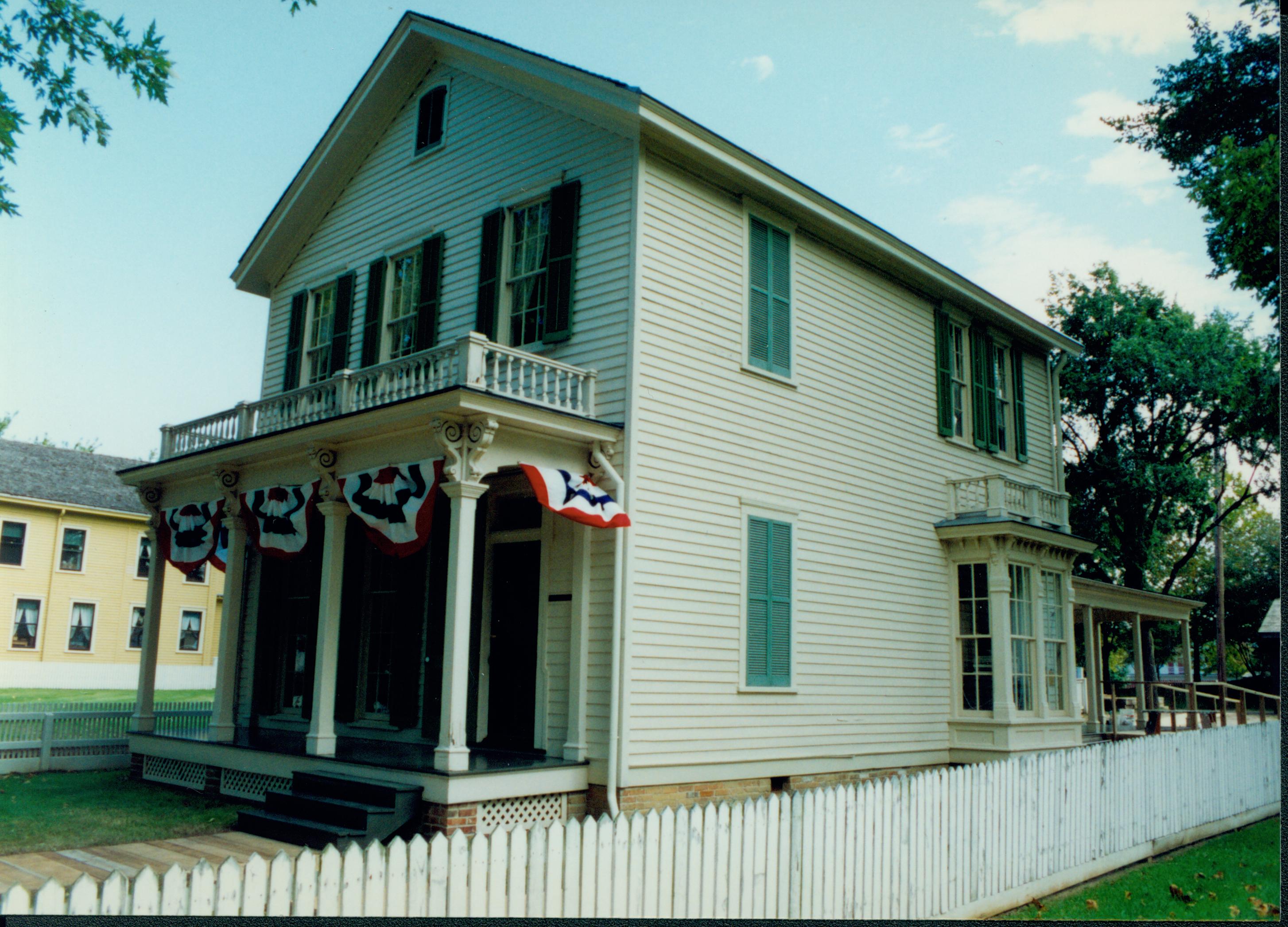 NA Robinson House, Exterior