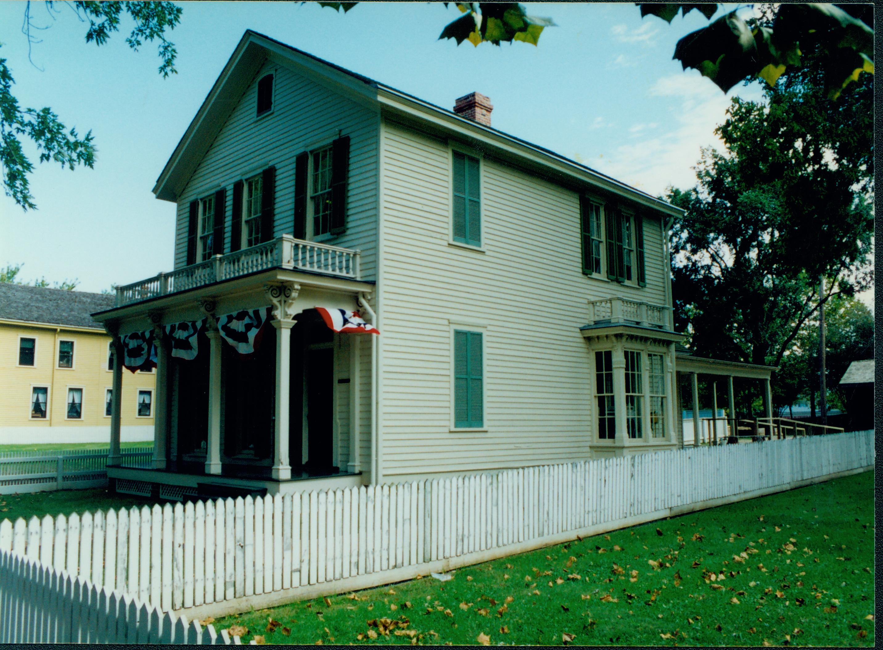 NA Robinson House, Exterior