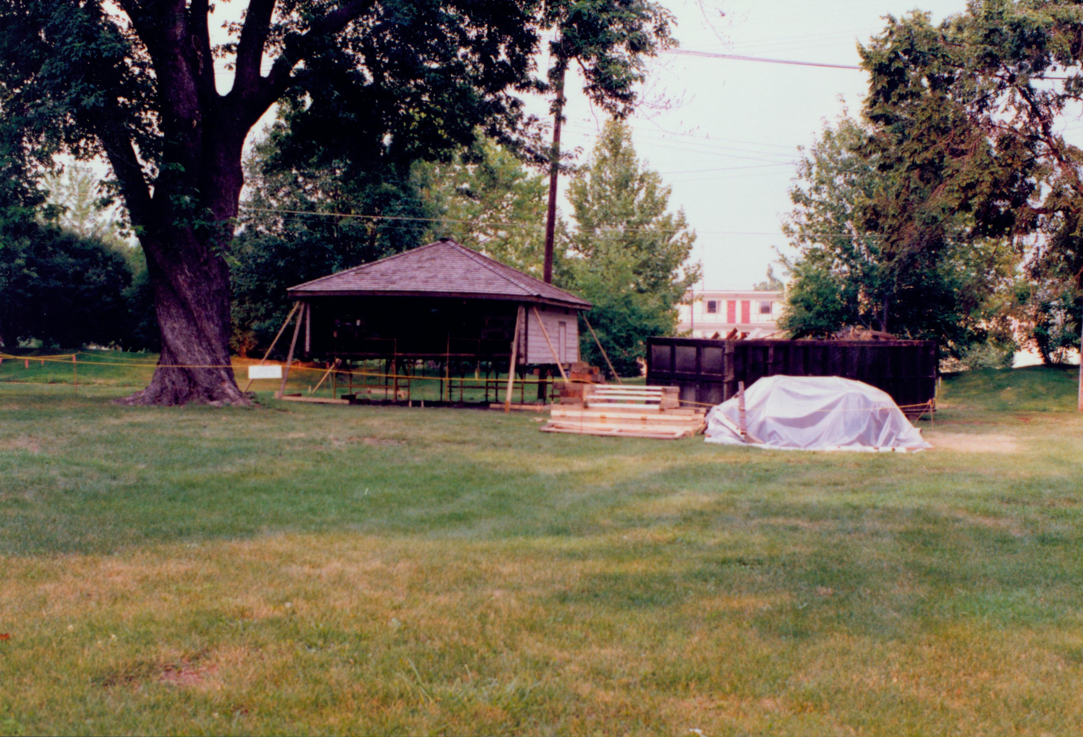 NA Robinson House, Robinson Garage