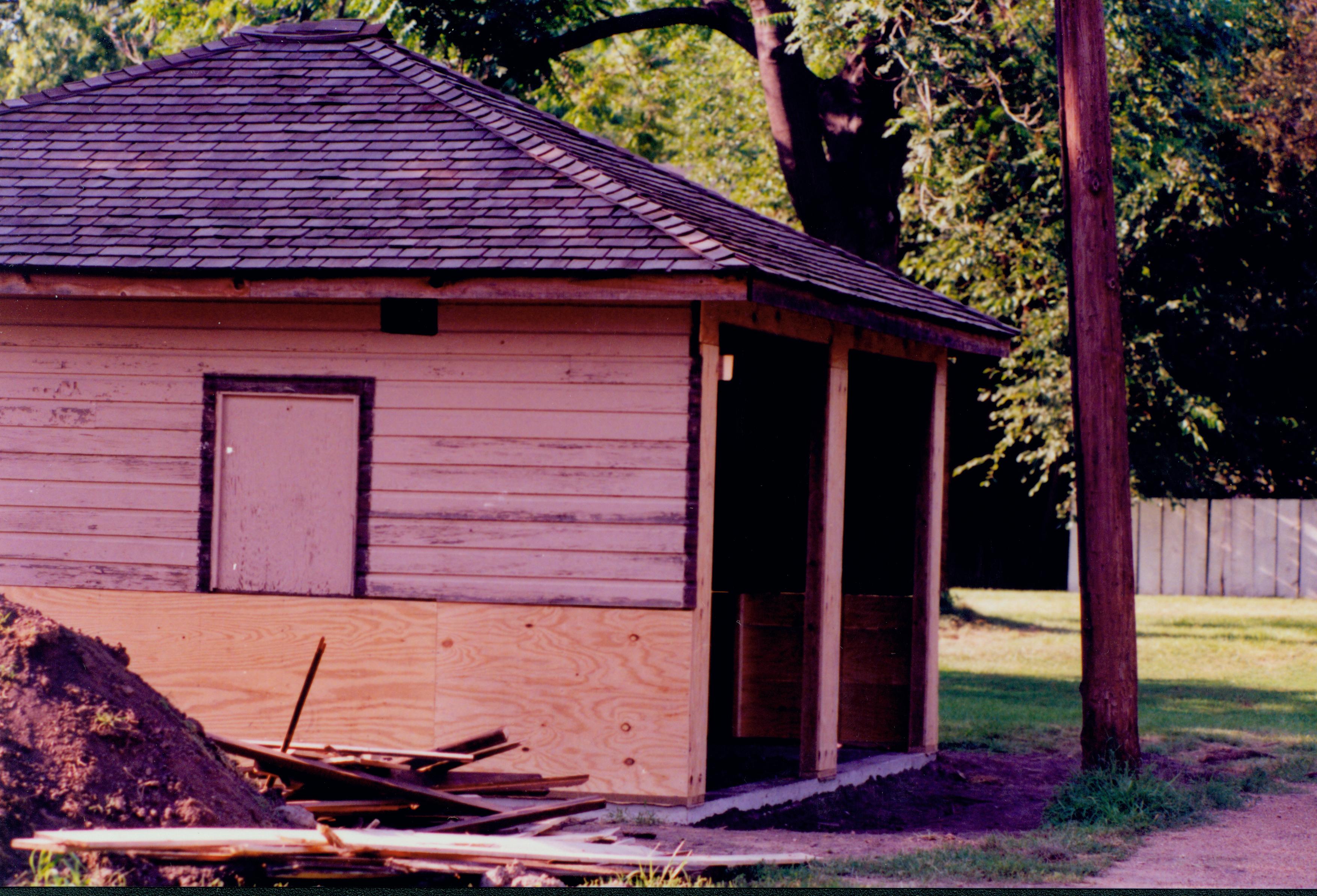 NA Robinson House, Robinson Garage