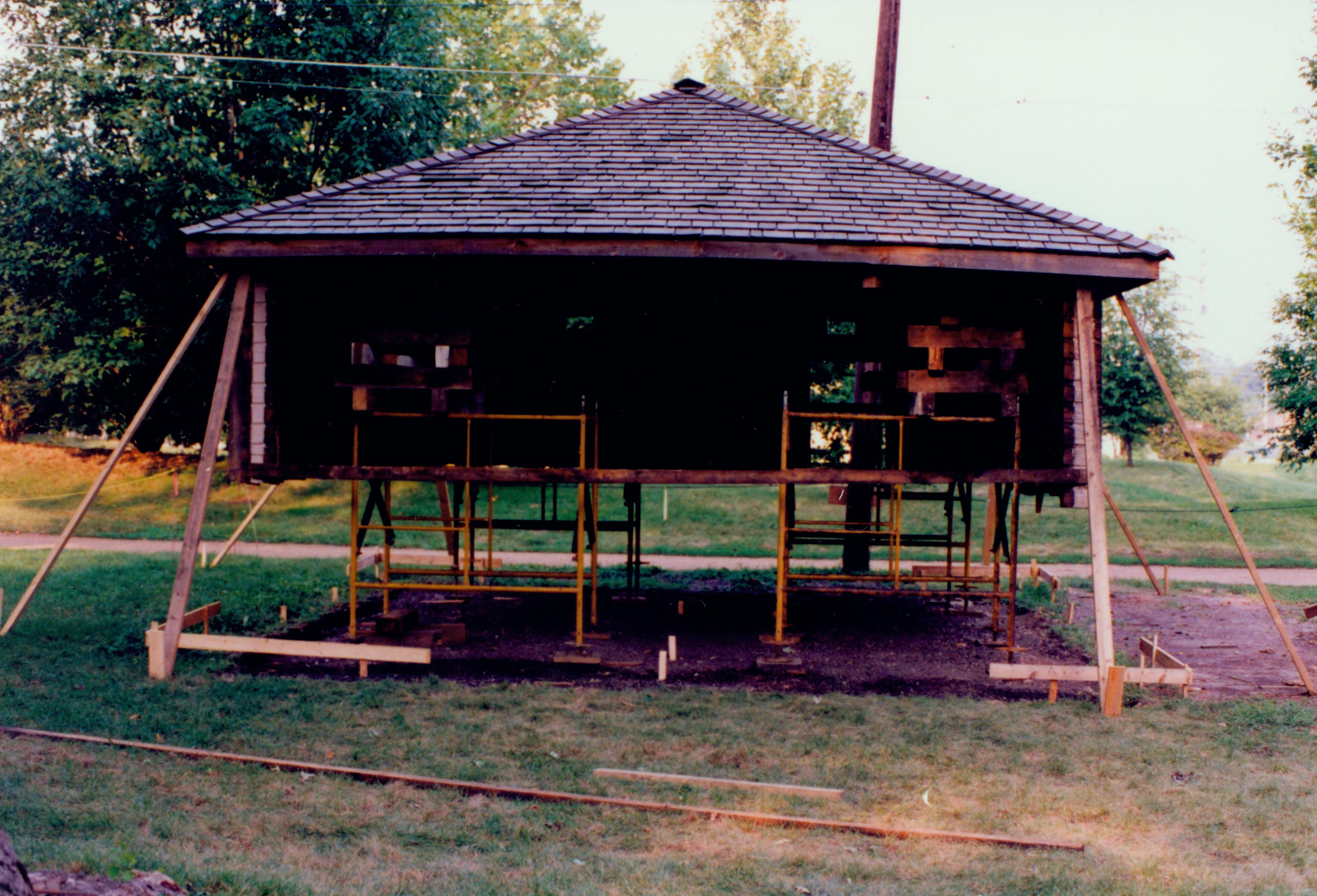 NA Robinson House, Robinson Garage