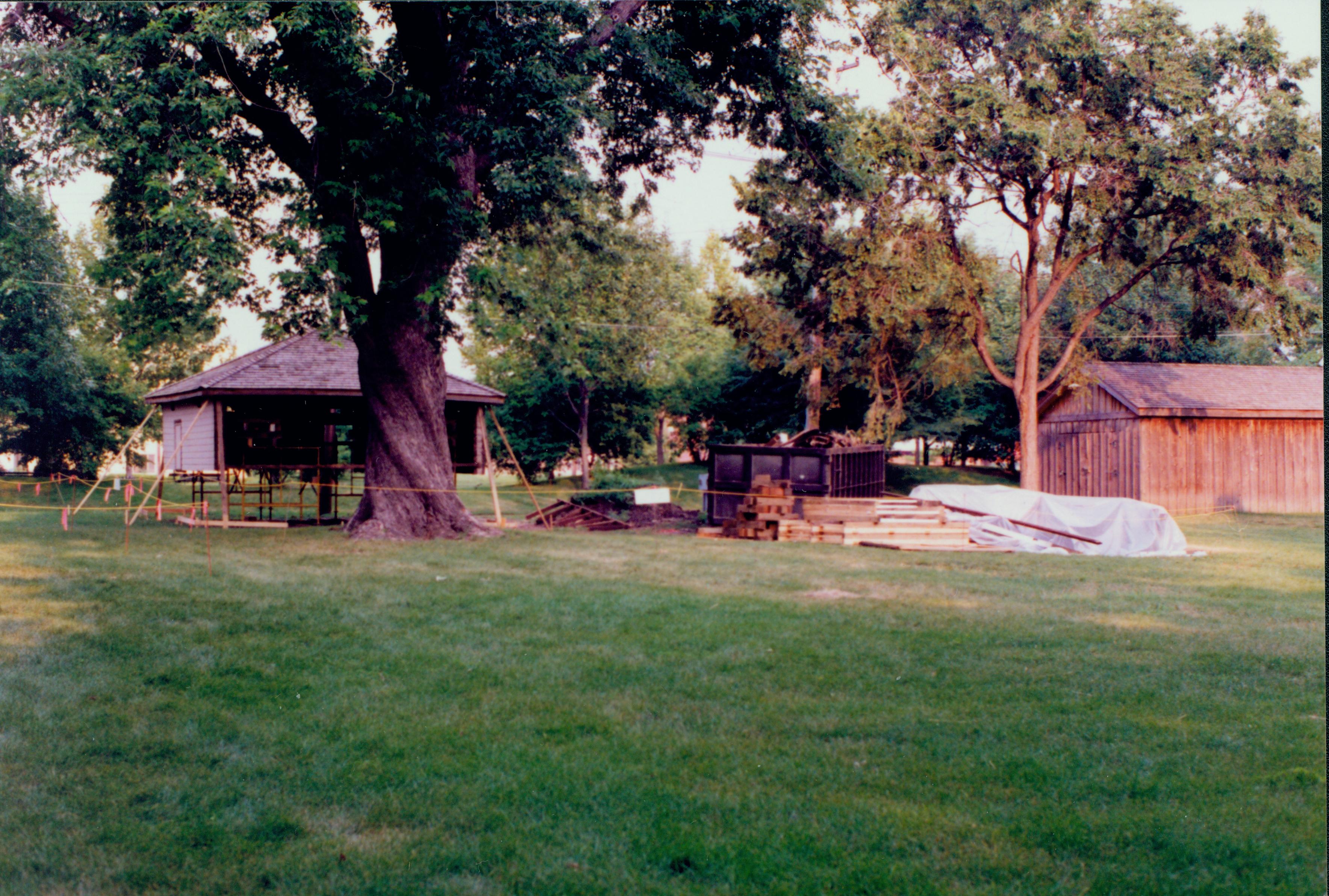 NA Robinson House, Robinson Garage