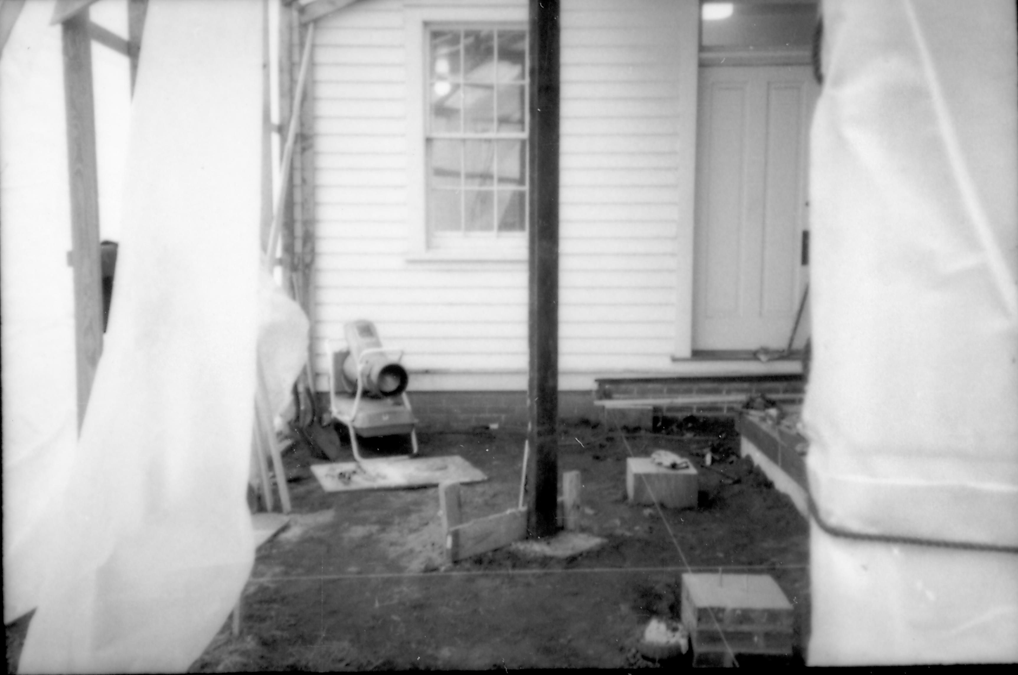 NA 19 Lyon House, Porch, Construction