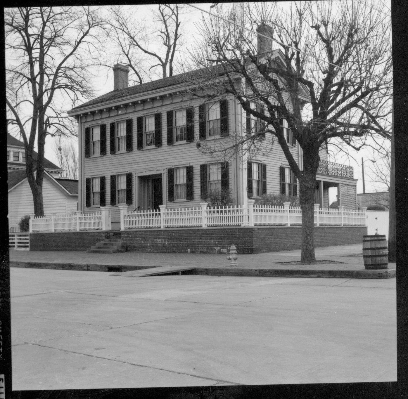 Lincoln, Home