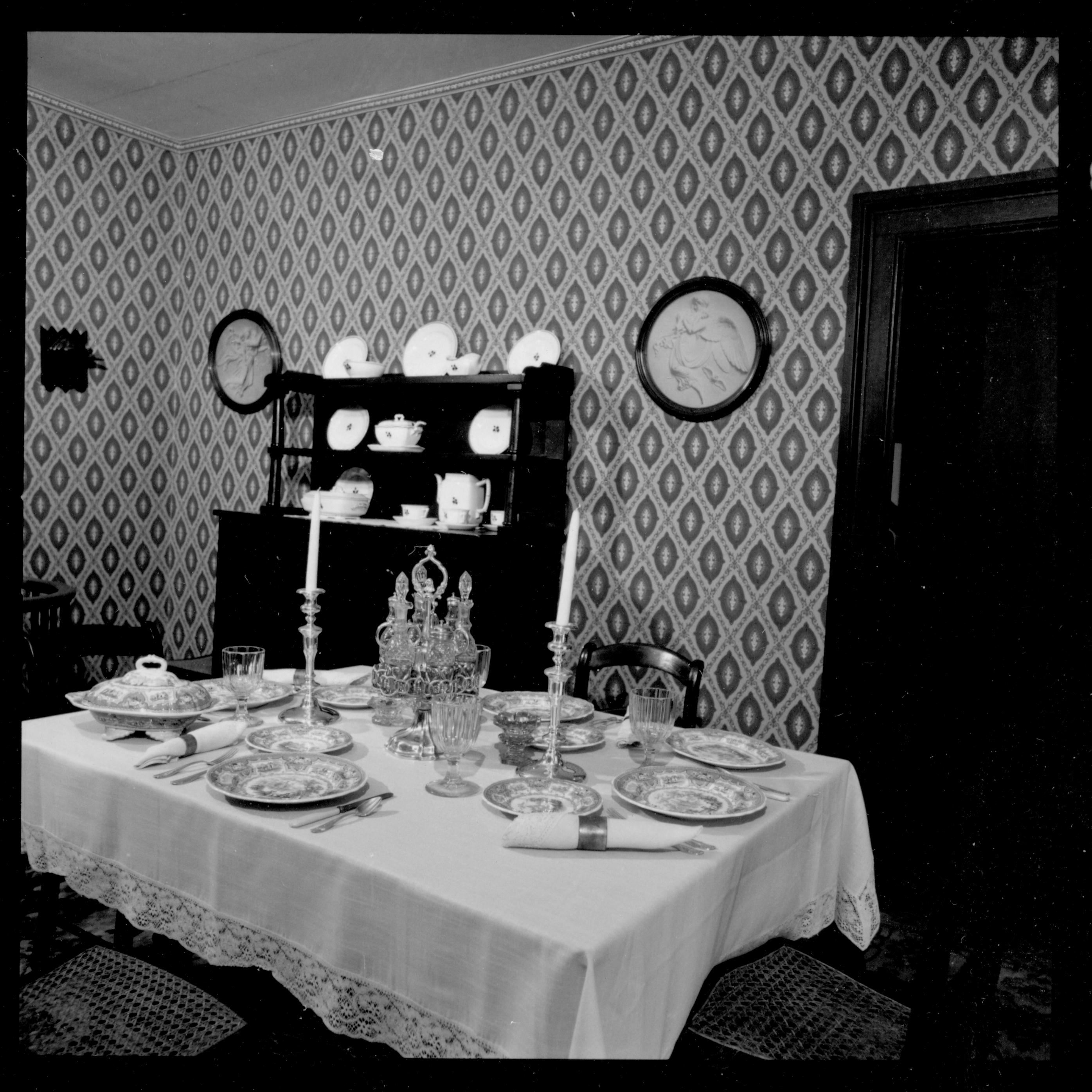 NA Lincoln, Home, dining room