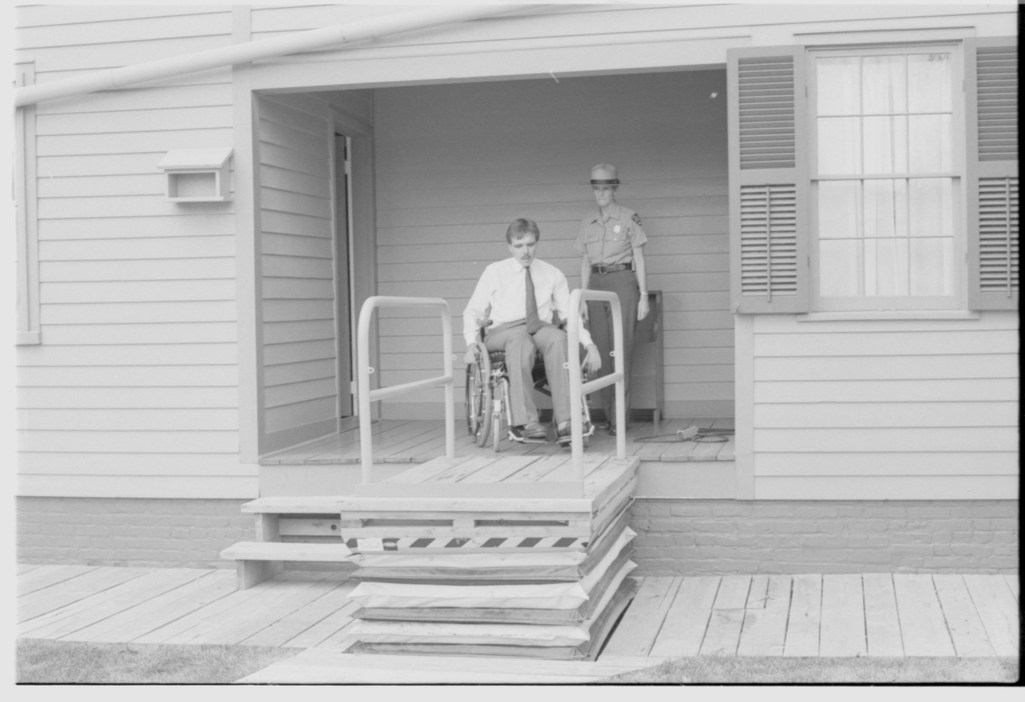 NA Lincoln, Home, Handicap Lift, Wheelchair