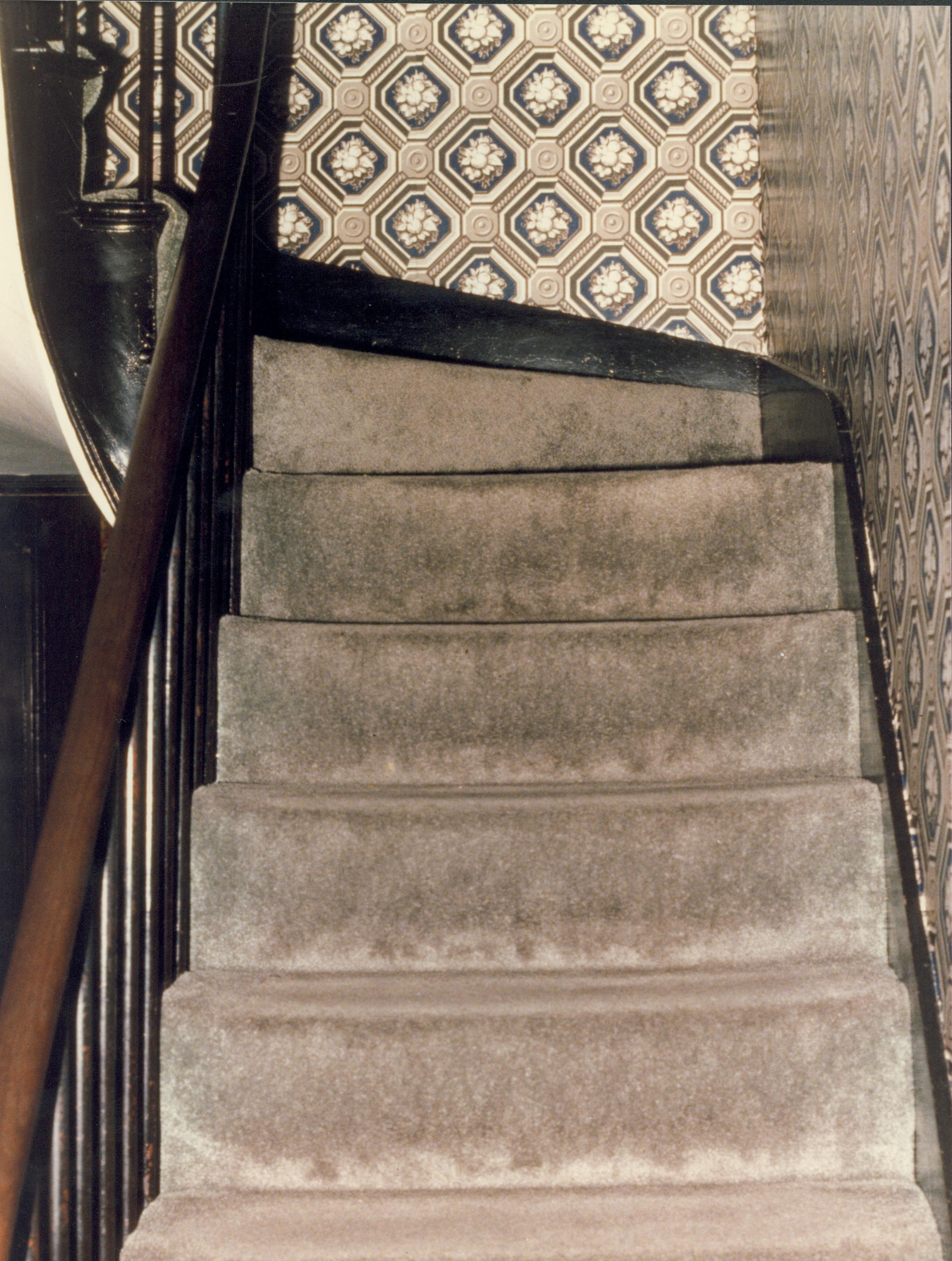 NA Lincoln, Home, stair